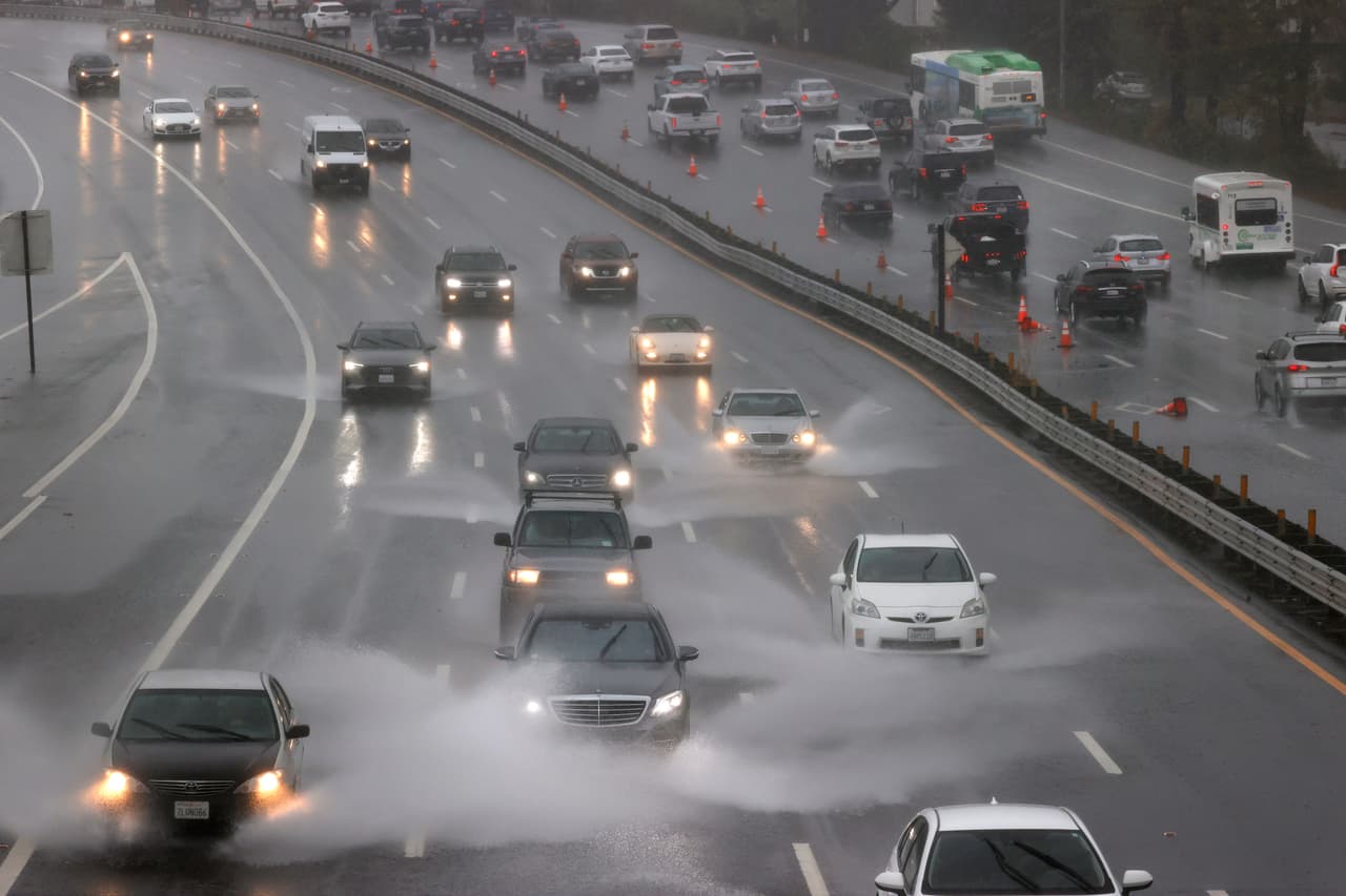 <b>Corte Madera.</b> Así condujeron automóviles conducen en una sección de la autopista 101 inundada.
