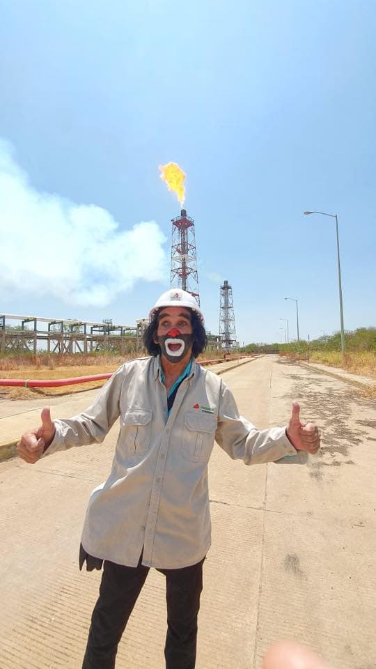 "Ni soy el director de Pemex (Octavio Romero Oropeza) ni sé de cuestiones legales, ni sé nada de eso, yo actué en Minatitlán, estando allí dije: 'Oigan, 
<b><a href="https://www.univision.com/local/dallas-kuvn/tendencias-en-la-red-fanatico-de-cepillin-no-aguanta-la-emocion-al-conocerlo" target="_blank">a mí me gustaría conocer la refinería de Pemex'</a></b>", dijo.