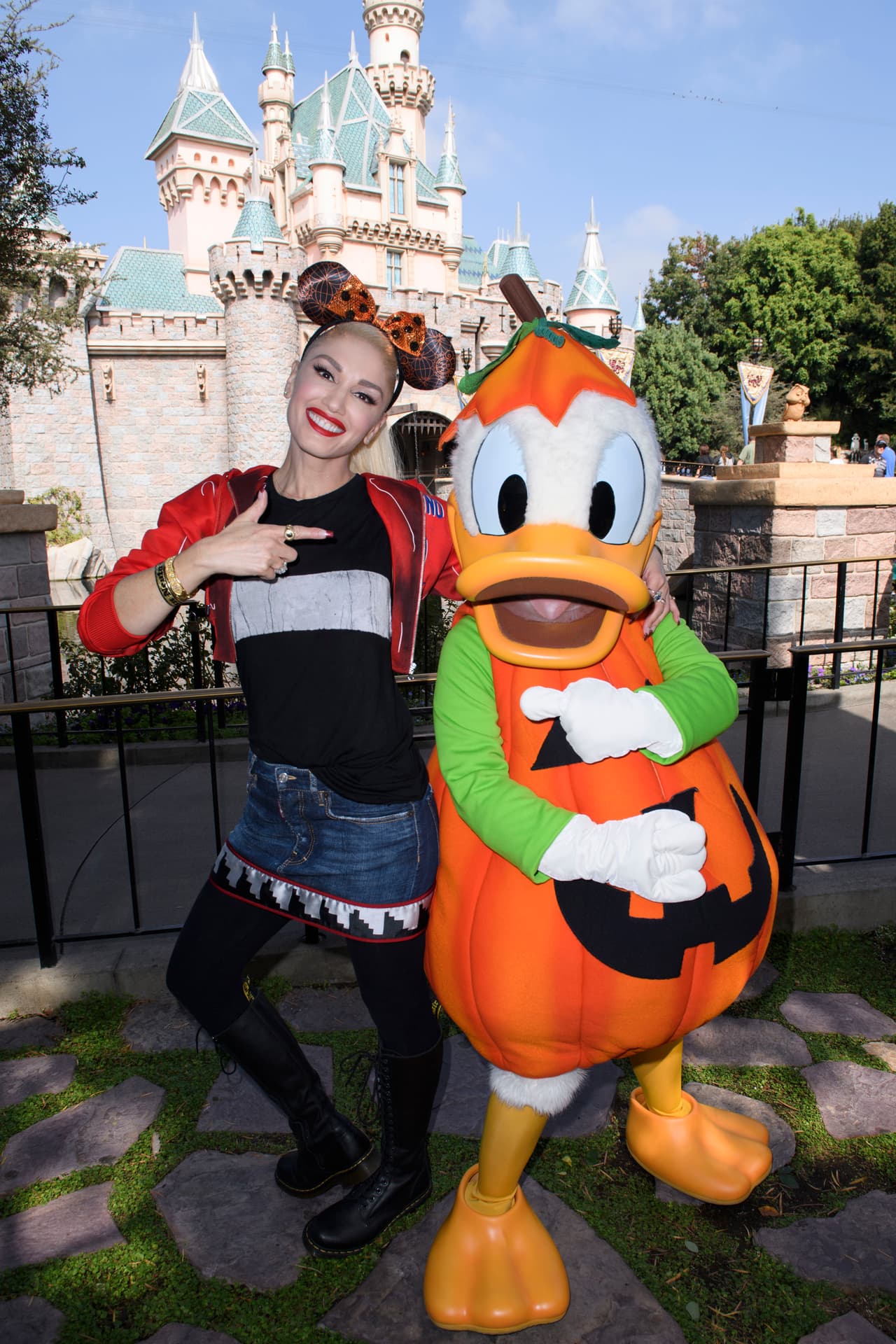 La famosa posó con unas orejitas de Minnie y Donald Duck disfrazado de calabaza frente al castillo de Sleeping Beauty.