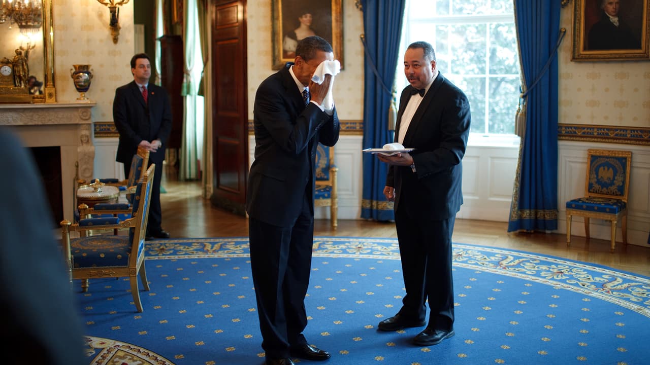 <b>La toalla.</b> El presidente Barack Obama se limpia el rostro con un toalla que le alcanza el mayordomo de la Casa Blanca, Von Everett, en el Salón Azul.