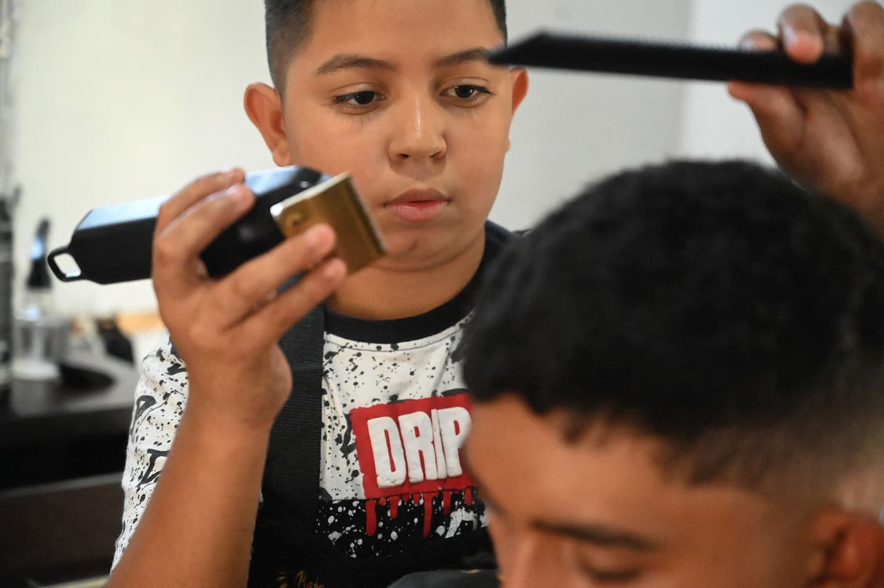 Eduardo Espinal aprendió a cortar el cabello con un barbero que le enseñó el oficio. El hombre se llama Jorge Ramos y también intentó emigrar, pero fue deportado.