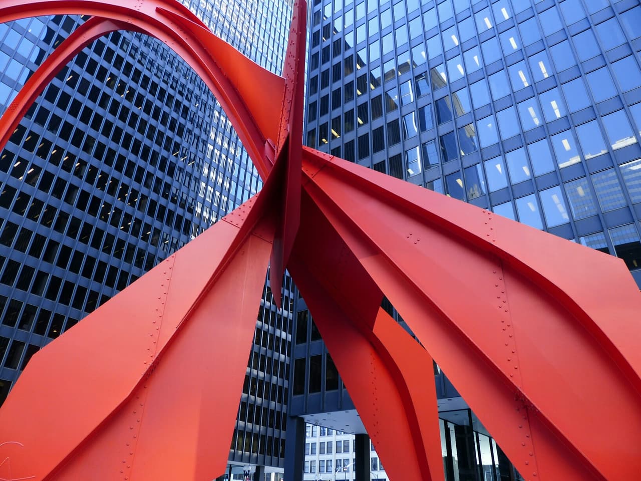 "Tenemos algo para todos: 77 comunidades increíbles, hermosos parques y frente al lago, arte, cultura y comida de clase mundial y mucho más. Estamos orgullosos de esta distinción como la Mejor Gran Ciudad de Estados Unidos y continuaremos dando la bienvenida a viajeros de todo el mundo para que experimenten todo lo que nuestra ciudad tiene para ofrecer y el alma de Chicago”, dijo el alcalde Brandon Johnson.