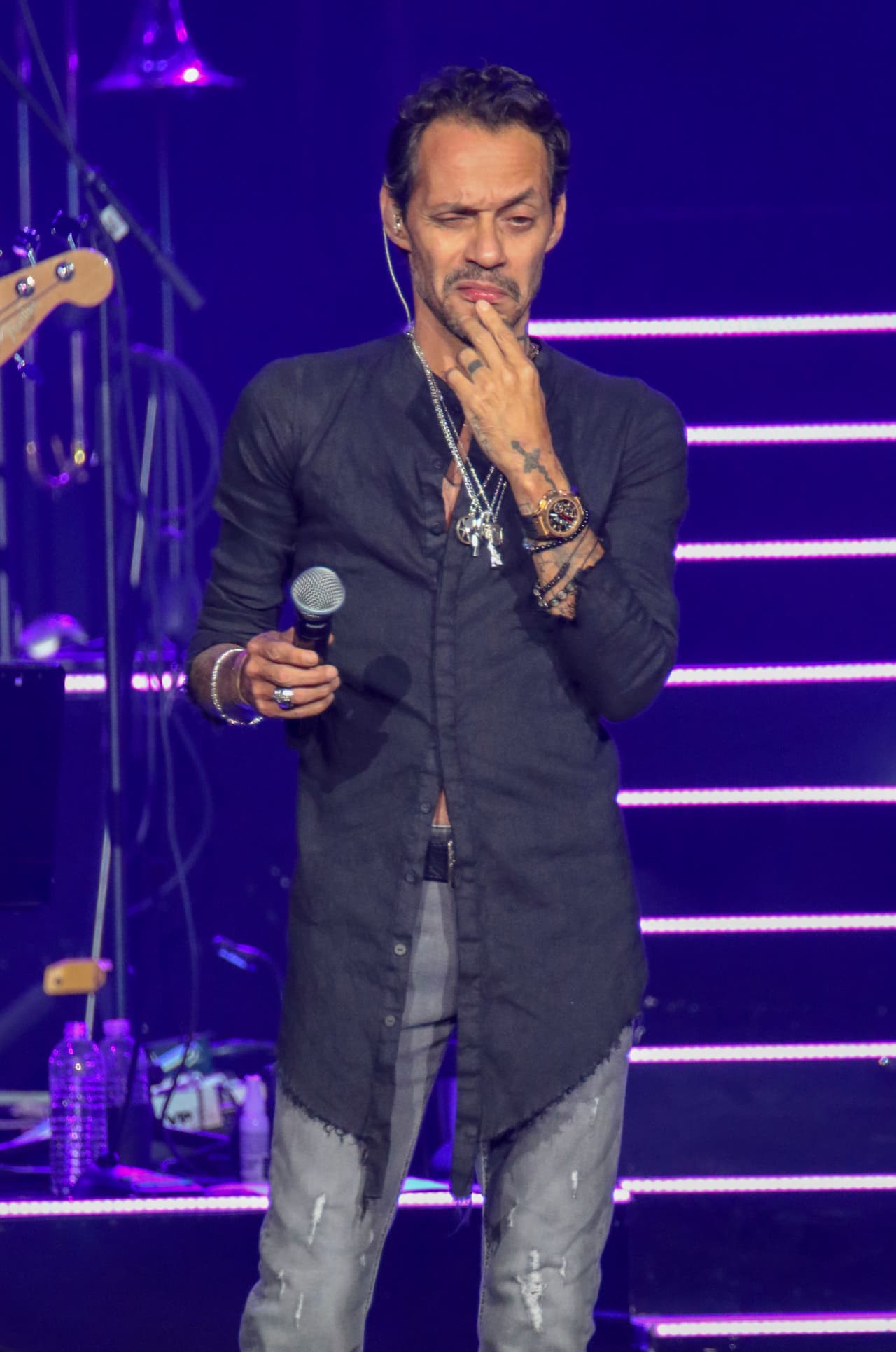 A través de los años, Marc Anthony se ha destacado por proteger su intimidad y sobre todo sus relaciones sentimentales. Por eso 
<b>se desconoce cuándo exactamente puso fin a su relación con Raffaella Modugno</b>. Lo que sí dejó claro, hace dos semanas, es que 
<b>ya tiene nueva novia</b> y que 
<b><a href="https://www.univision.com/famosos/jennifer-lopez-marc-anthony-y-a-rod-se-unen-de-nuevo-para-aplaudir-a-sus-hijas-fotos">ella conoce a sus mellizos, Max y Emme</a></b>.