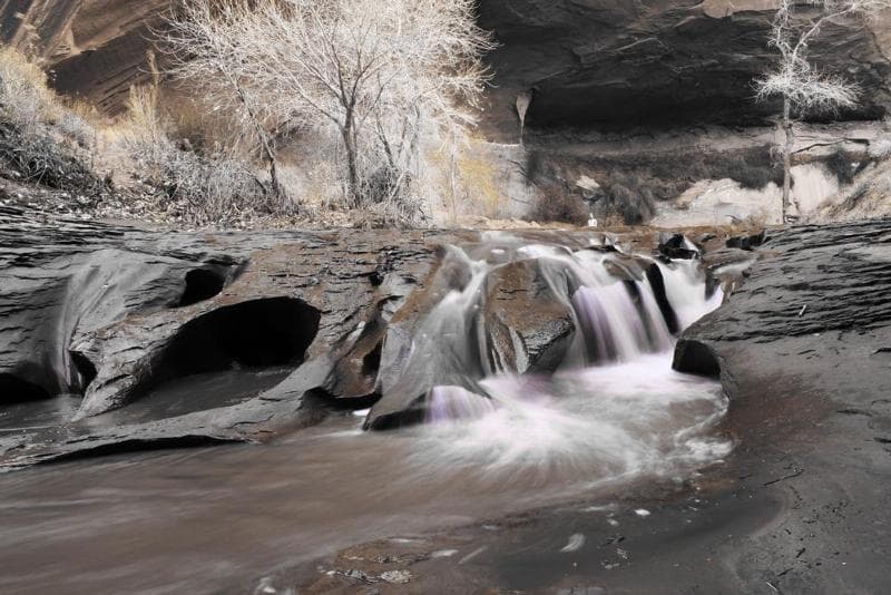 El Área Recreativa Nacional (NRA, por sus siglas en inglés) Cañón
<i>Glen</i> abarca 1.2 millones de acres (485,600 ha). El área recreativa que posee se extiende por cientos de millas desde Lees Ferry, en Arizona, hasta los acantilados anaranjados del sur de Utah. Posee vistas panorámicas y diversidad de formaciones geológicas.