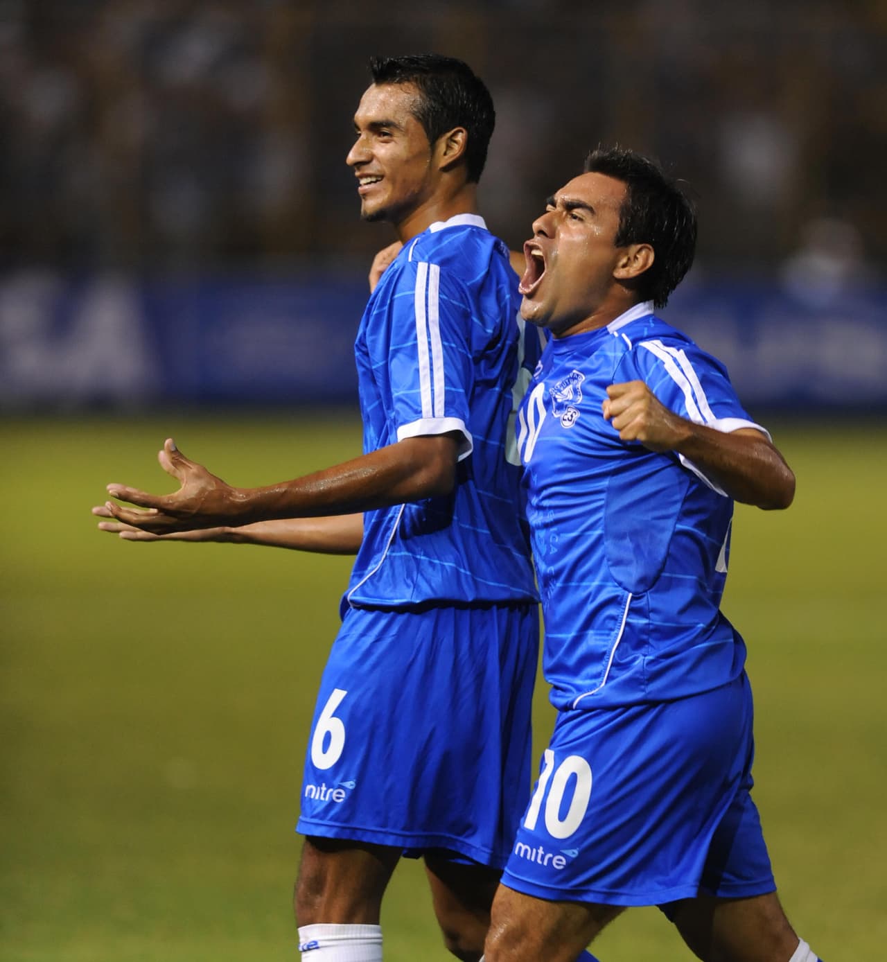 El Salvador se impuso 2-1 a México y festejaron como nunca ya que ese marcador metía momentáneamente a la ‘Selecta’ al Mundial, y al Tri fuera de Sudáfrica.