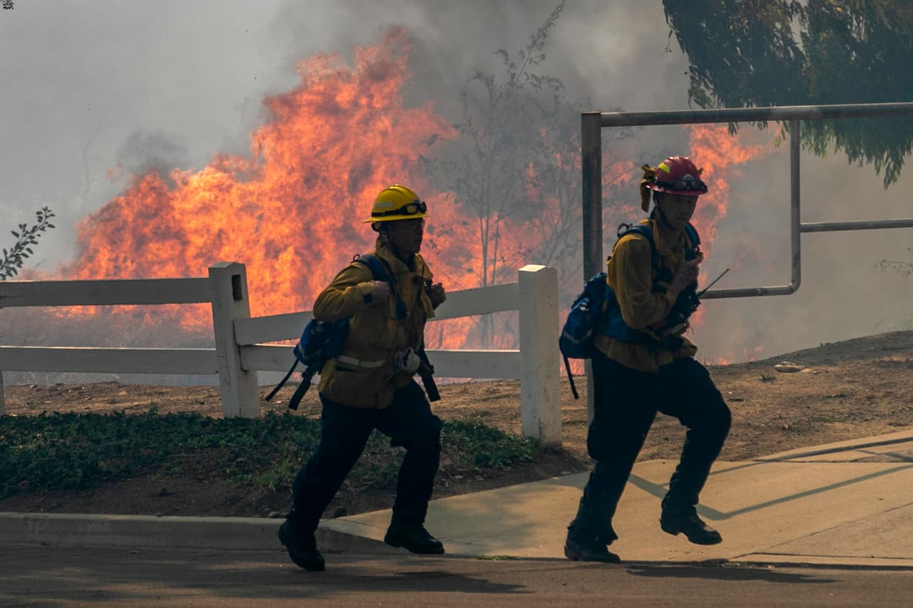 El incendio Silverado también es responsable de herir gravemente a dos bomberos del condado de Orange, uno de ellos de 26 y el otro de 31 años. Ambos sufrieron quemaduras de segundo y tercer grado en grandes porciones de sus cuerpos y permanecen hospitalizados en condición crítica.
<br>