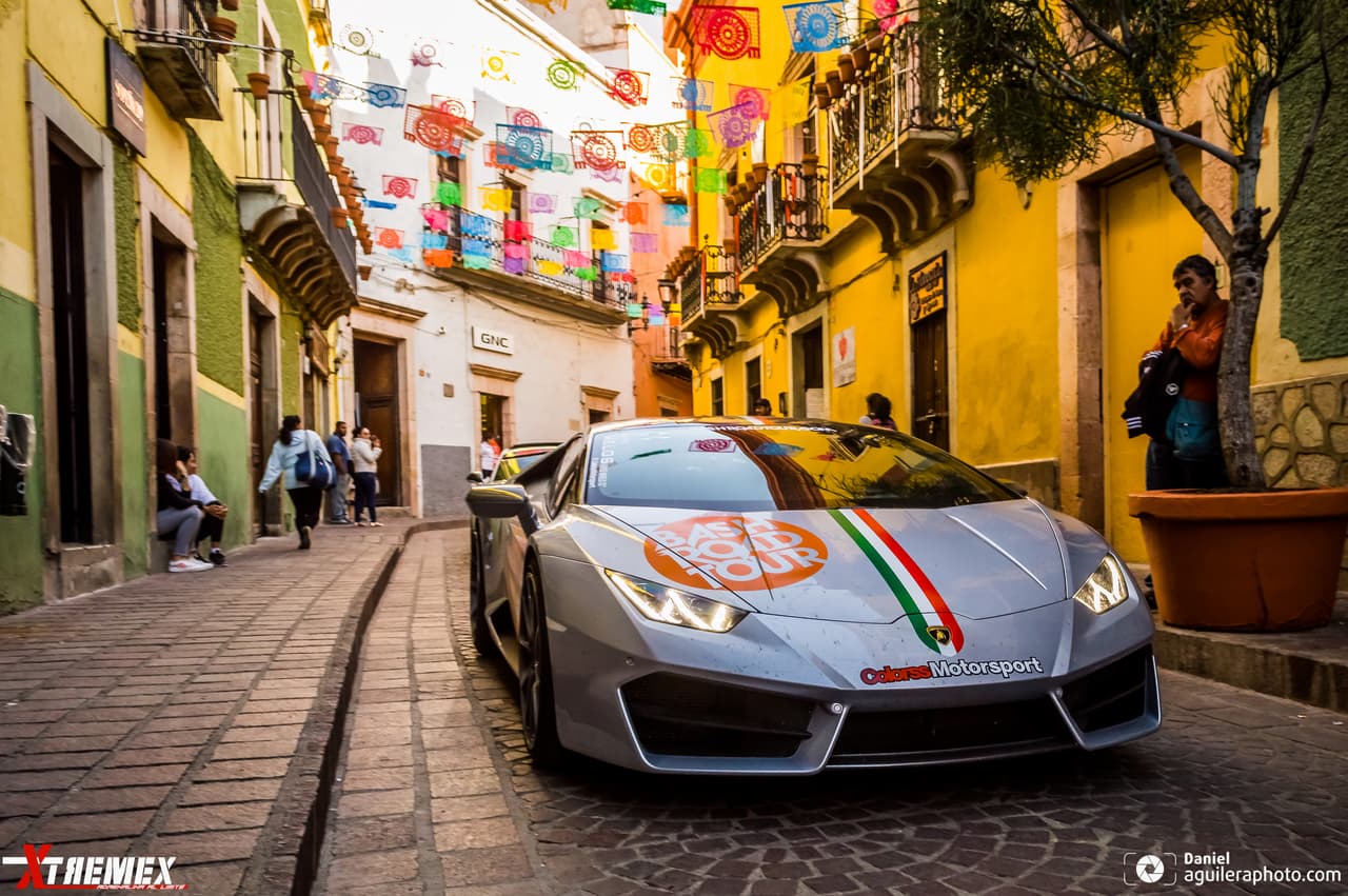 Más de 80 carros deportivos de alta gama circulando juntos por ciudad y carretera durante seis días por las carreteras de México, en contra de todos los comentarios de la inseguridad.
<br>Por cuarta ocasión se realizó el
<b> Bash Road Tour</b>, el único tour de superdeportivos, el cual durante 1,242 millas (2,000 km) tiene el objetivo de recorrer el país bajo todas las medidas de seguridad y llevar un espectáculo a ciudades donde no es común ver este tipo de unidades.
<br>Así lo explica Gonzalo Dávila Harris, organizador de esta caravana, que este 2017 incluyó un recorrido por Monterrey – Zacatecas – Guanajuato – Morelia -Ciudad de México- Acapulco, con participantes de varios estados, e incluso, este año con algunos procedentes de Estados Unidos.
<br>