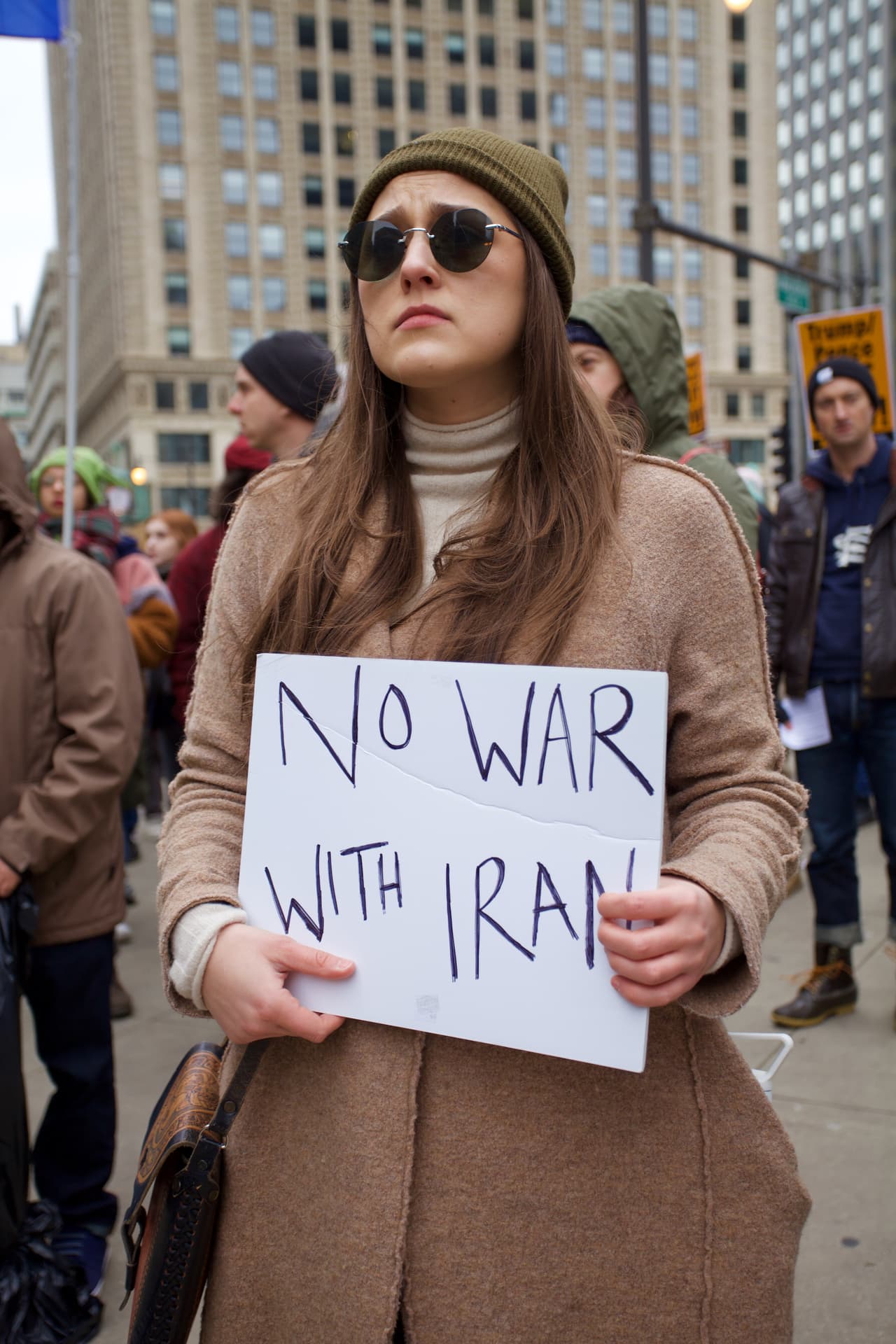 Noticias Univision Chicago se comunicó con la alcaldesa de la ciudad, Lori Lightfoot, el Departamento de Policía y la Oficina de Manejo y Comunicación de Emergencias, para preguntar sobre qué está haciendo la ciudad al respecto. Comentaron que "Si bien no hay amenaza o cambio en el panorama de Chicago, el Departamento de Policía de Chicago realiza patrullajes estándar de Seguridad Nacional en la infraestructura crítica y éstas continuarán según lo programado".