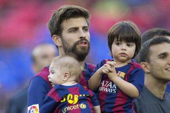 A Piqué le encanta compartir sus triunfos con su familia.