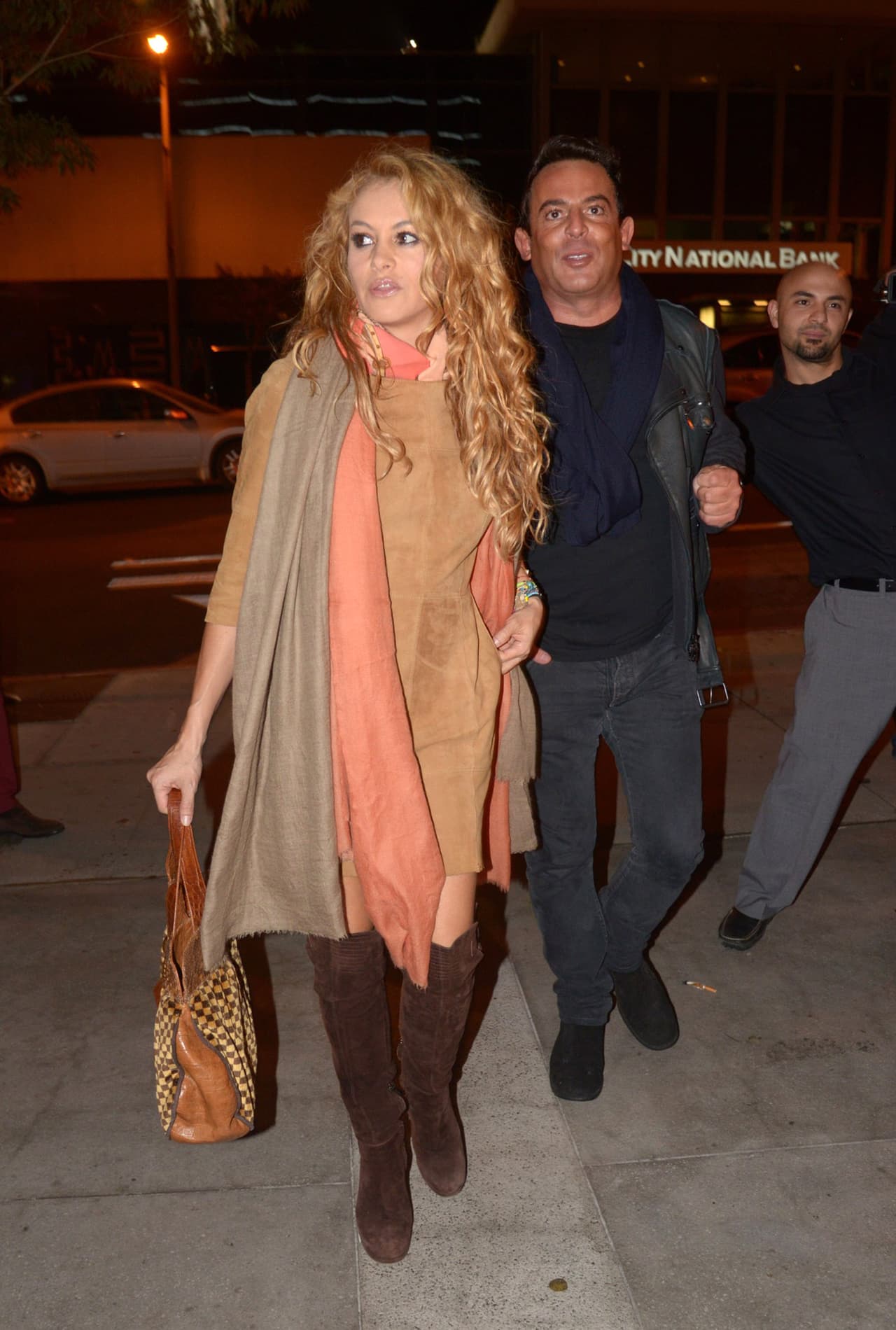 Otra noche, otro atuendo que le cubre todo el cuerpo.