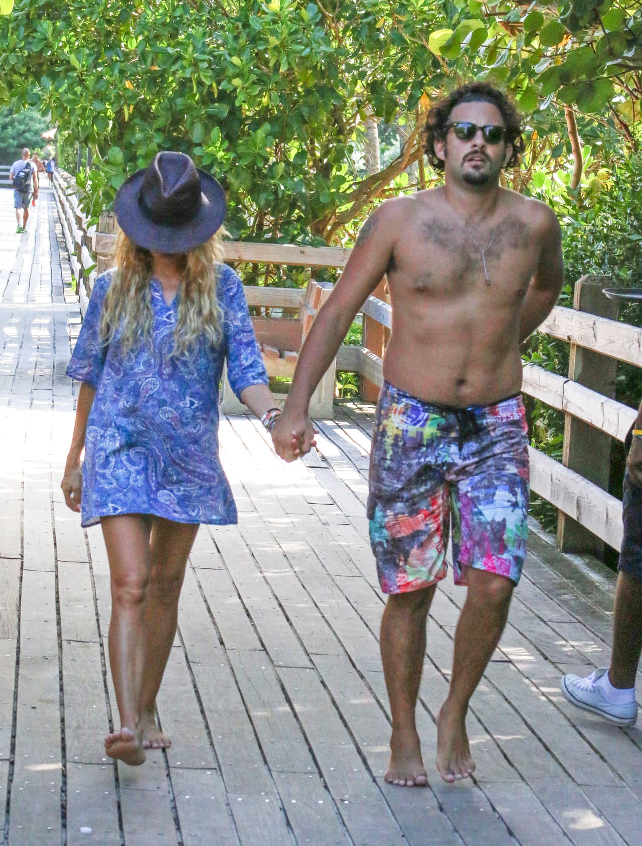 Aunque en otra ocasión, prefirió ocultar su traje de baño ante las cámaras.