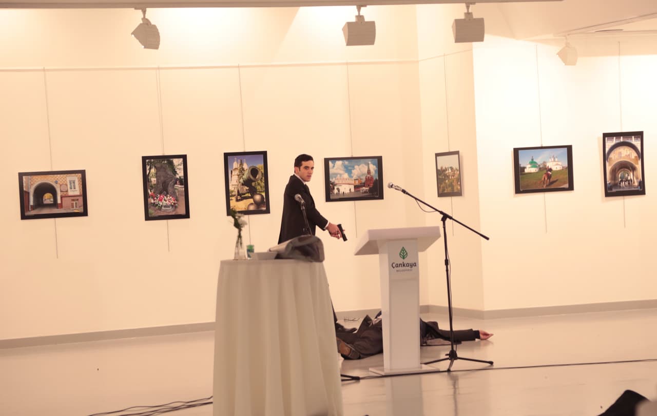 Según testigos, el sujeto, armado con una pistola, disparó por la espalda al embajador Karlov y luego en el piso le disparó a la cabeza.