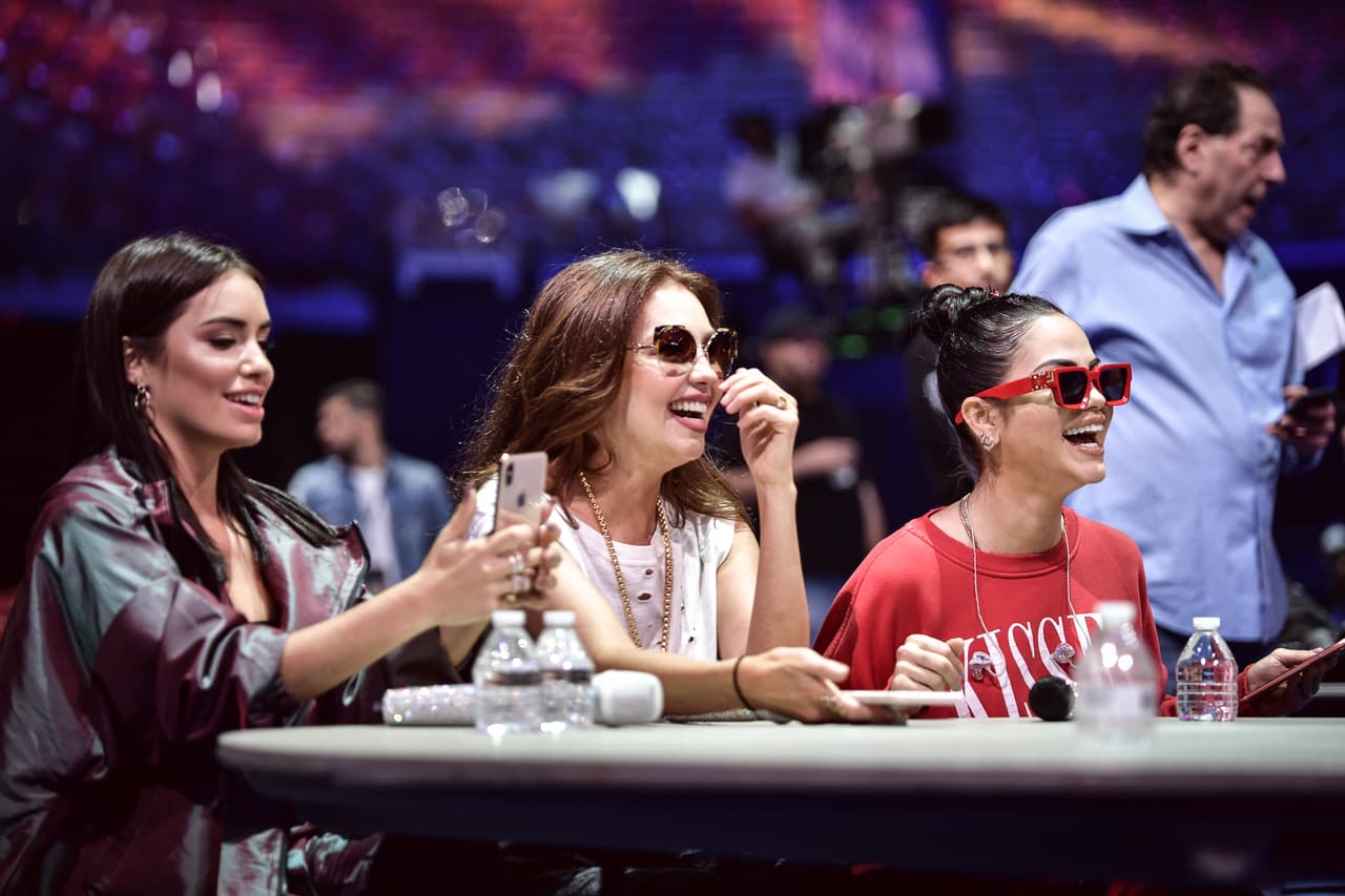 Entre carcajadas dice que, gracias a esos cuidados, todavía 
<b>nunca ha tenido una mala experiencia en un alfombra </b>o en un concierto con su cabellera.
<b> </b>
<br>