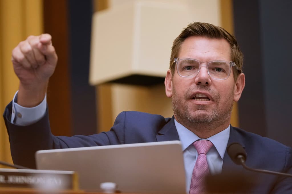 Congresistas pedirán la expulsión de Eric Swalwell de la Cámara de Representantes