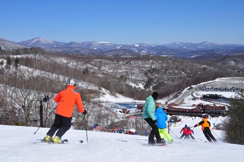 Con tres estaciones de esquí en la zona, no faltan las aventuras invernales en High Country. Cada resort ofrece esquí, snowboard, patinaje sobre hielo, alquiler de equipos y ropa, y lecciones.