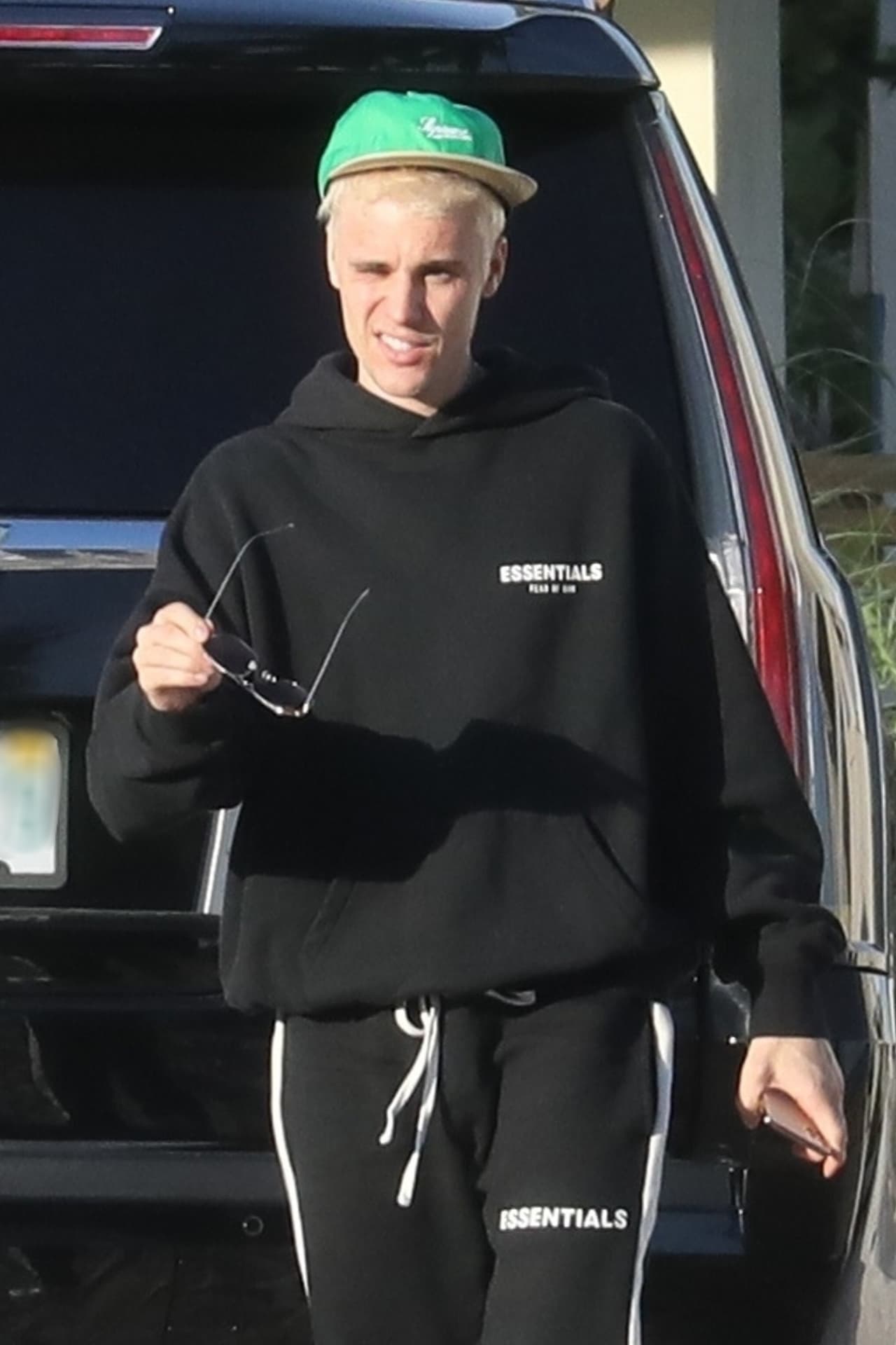 Justin Bieber acompañó este miércoles 27 de noviembre a su esposa Hailey Baldwin a una jornada de trabajo en Miami Beach y, por momentos, fue captado aburrido, mientras ella cumplía sus compromisos.
<br>