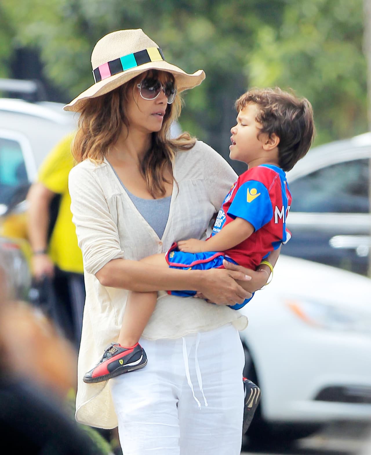 Halle llevó a su pequeño Maceo a jugar soccer.
