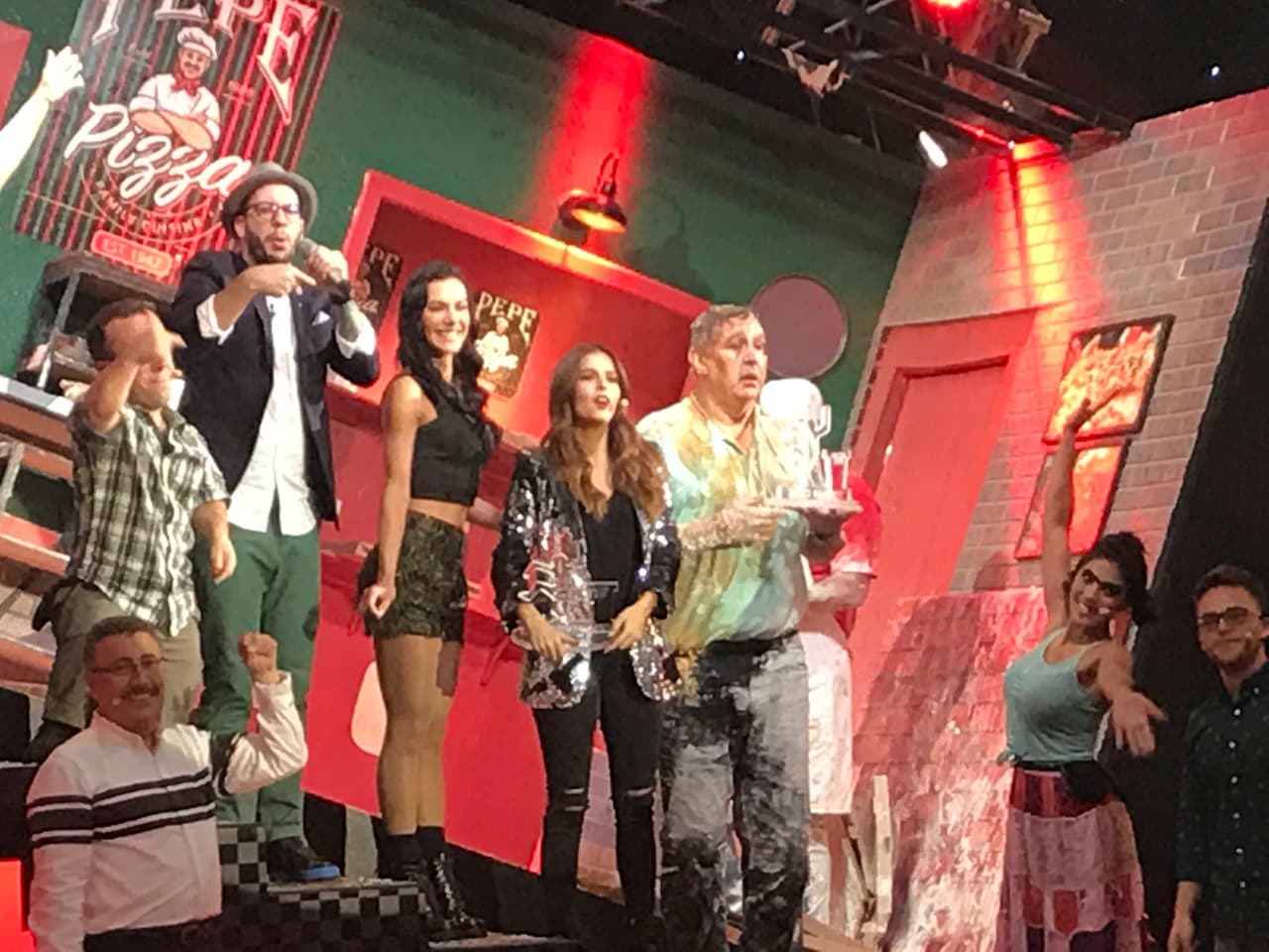 El último escenario inclinado dejó a Pablo cubierto de salsa de jitomate y harina al participar en un sketch protagonizado por pizzas, dos pizzeros (Paul y Ricardo) y una repartidora (Mariana). Todo aquello se volvió un cochinero.