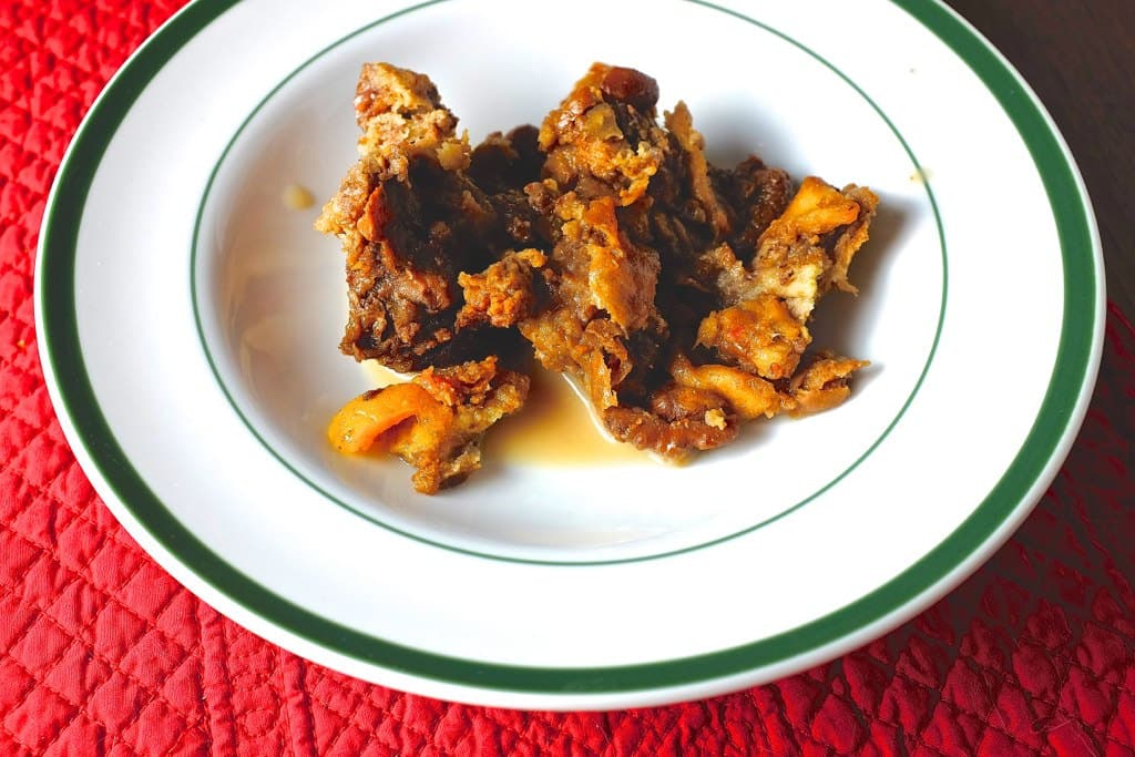 <b>Capirotada: </b>este postre mexicano nació como una solución para aprovechar el pan duro. Es una bomba: el pan se fríe en aceite caliente y se baña en un jarabe (preparado con agua, piloncillo o panela, canela y clavos de olor). El resultado se espolvorea con queso (tradicionalmente adobera pero otros quesos frescos o semi maduros funcionan), pasas, nueces y, tomates deshidratados.