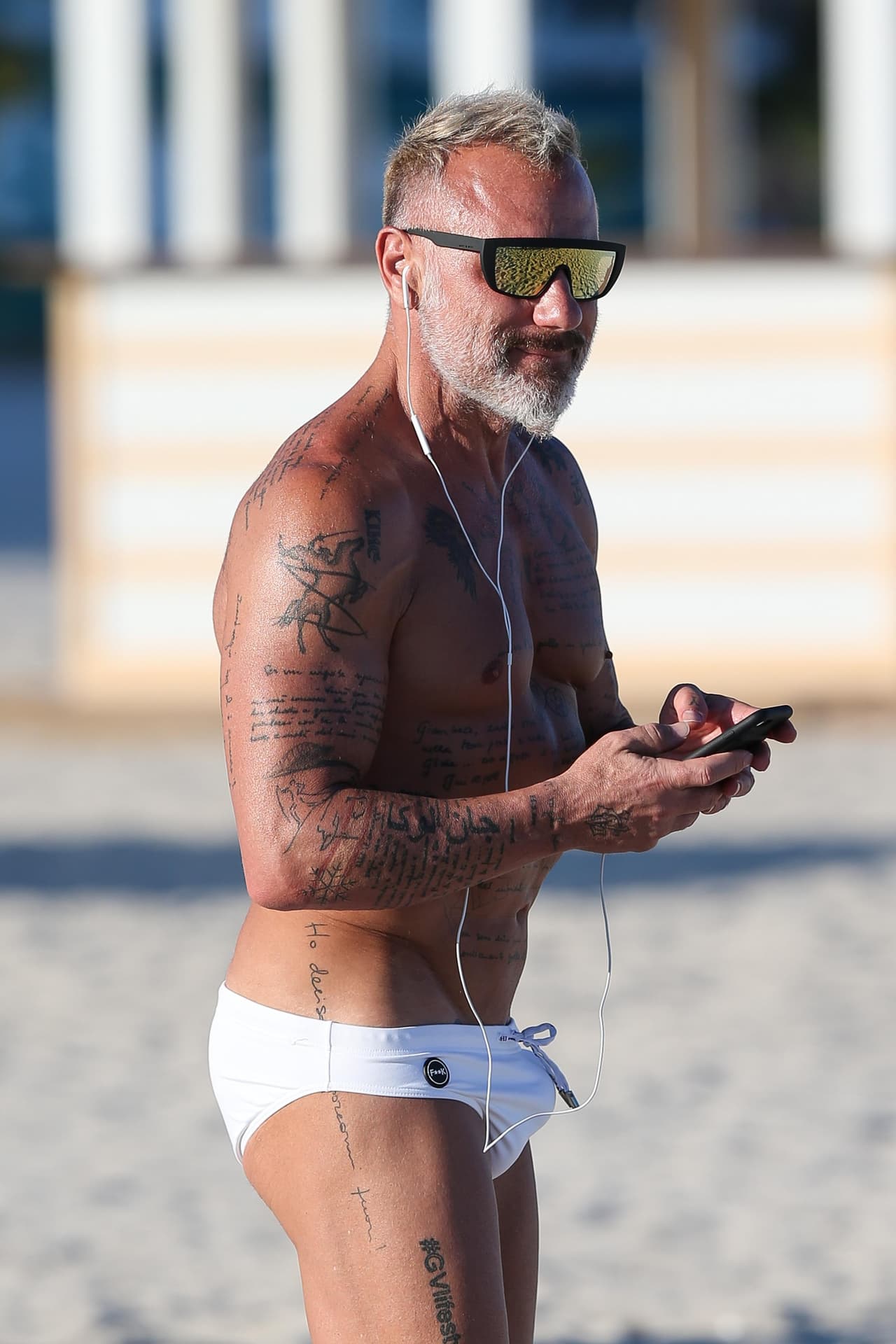 Y fue visto solo, sin la compañía de una mujer, como suele estar.