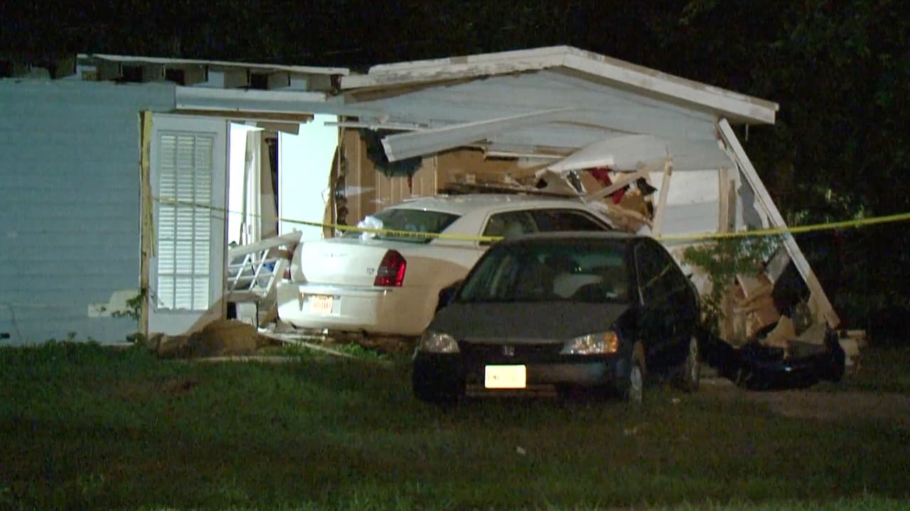El conductor del auto blanco perdió el control por manejar a exceso de velocidad y presuntamente intoxicado. La policía lo arrestó en la escena.