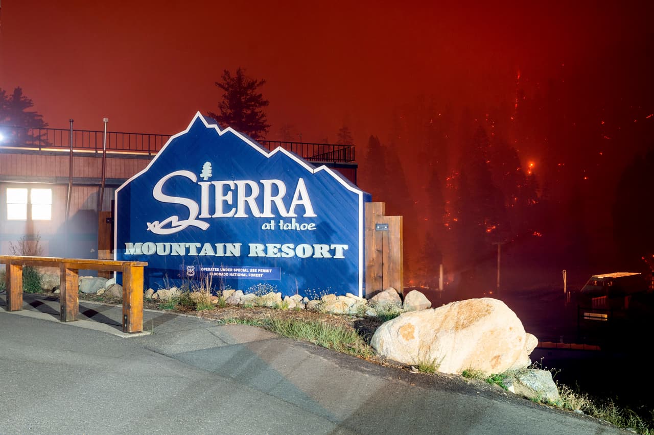 Fachada del Sierra-at-Tahoe ski resort, en el bosque nacional Eldorado,
<a href="https://www.univision.com/temas/california">California</a>. En el transcurso de la noche de domingo al lunes, el ya de por sí grande Caldor Fire creció 7 millas más (unos 11 kilómetros), explicaron las autoridades locales.