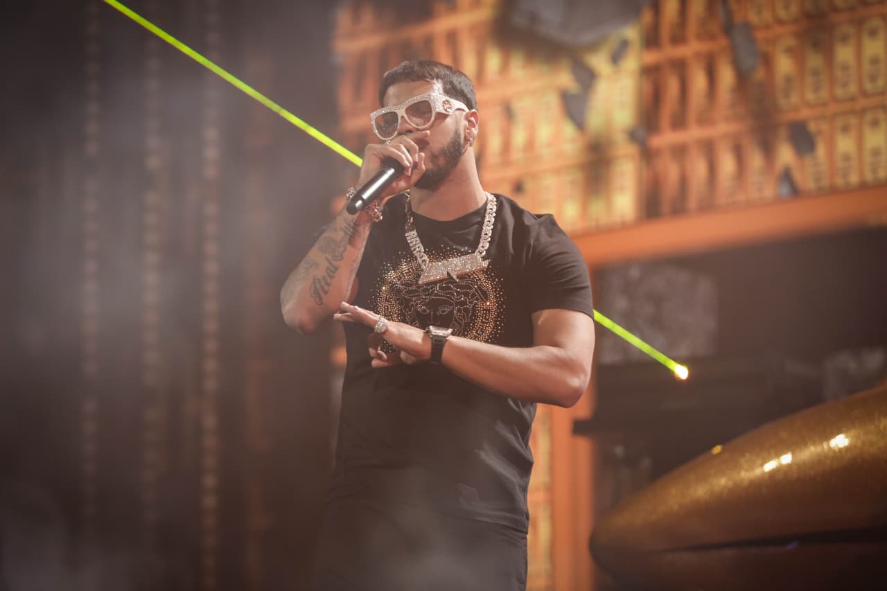 Anuel derritió los corazones al saludar a su "loquita colombiana" (Karol G), en su presentación de 'Quiere beber'.