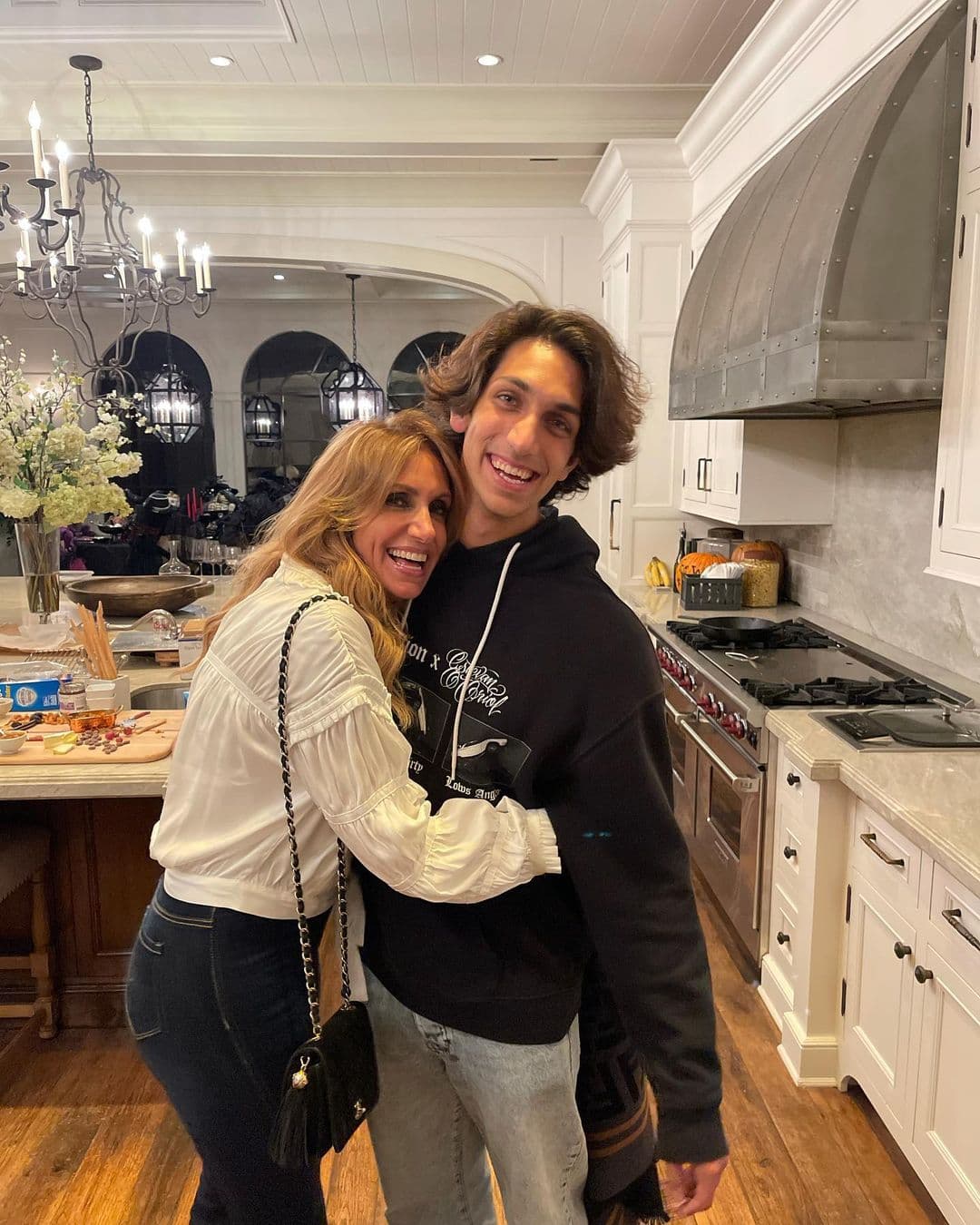 Los fans de Lili Estefan constantemente señalan el gran parecido que tienen ella y su hijo, incluso aseguran que podrían ser “gemelos”. La presentadora toma con humor estos comentarios y puntualiza que Lorenzo es su “clon”.
