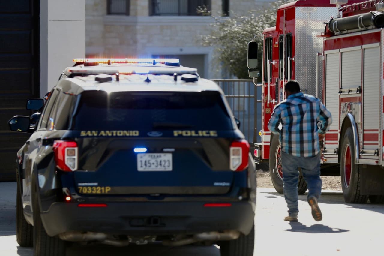 Mantenga la calma: no corra, discuta, resista u obstruya a la policía. 
<b>Mantenga sus manos donde la policía pueda verlas.</b>