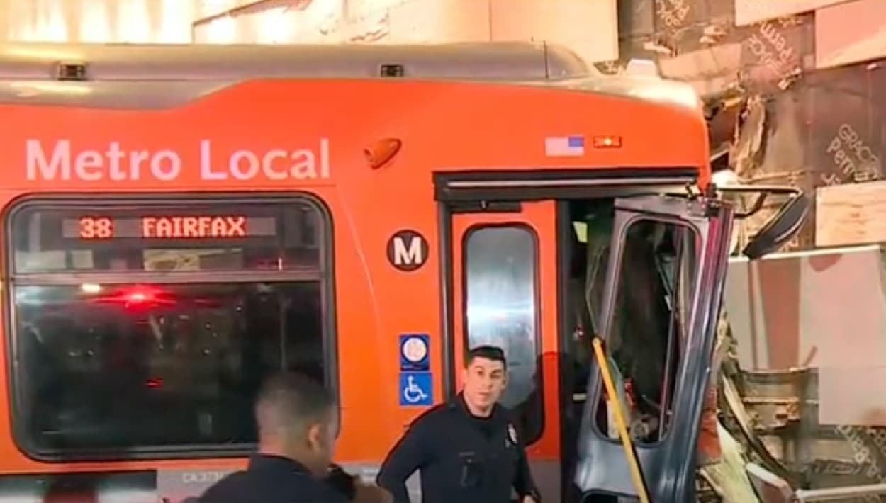Sospechoso de amenazar al conductor del autobús de Metro enfrentaría cargos de secuestro
