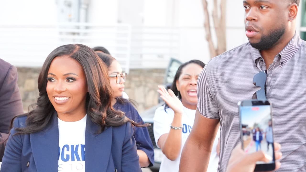 La congresista Jasmine Crockett acompañada por su equipo de seguridad.