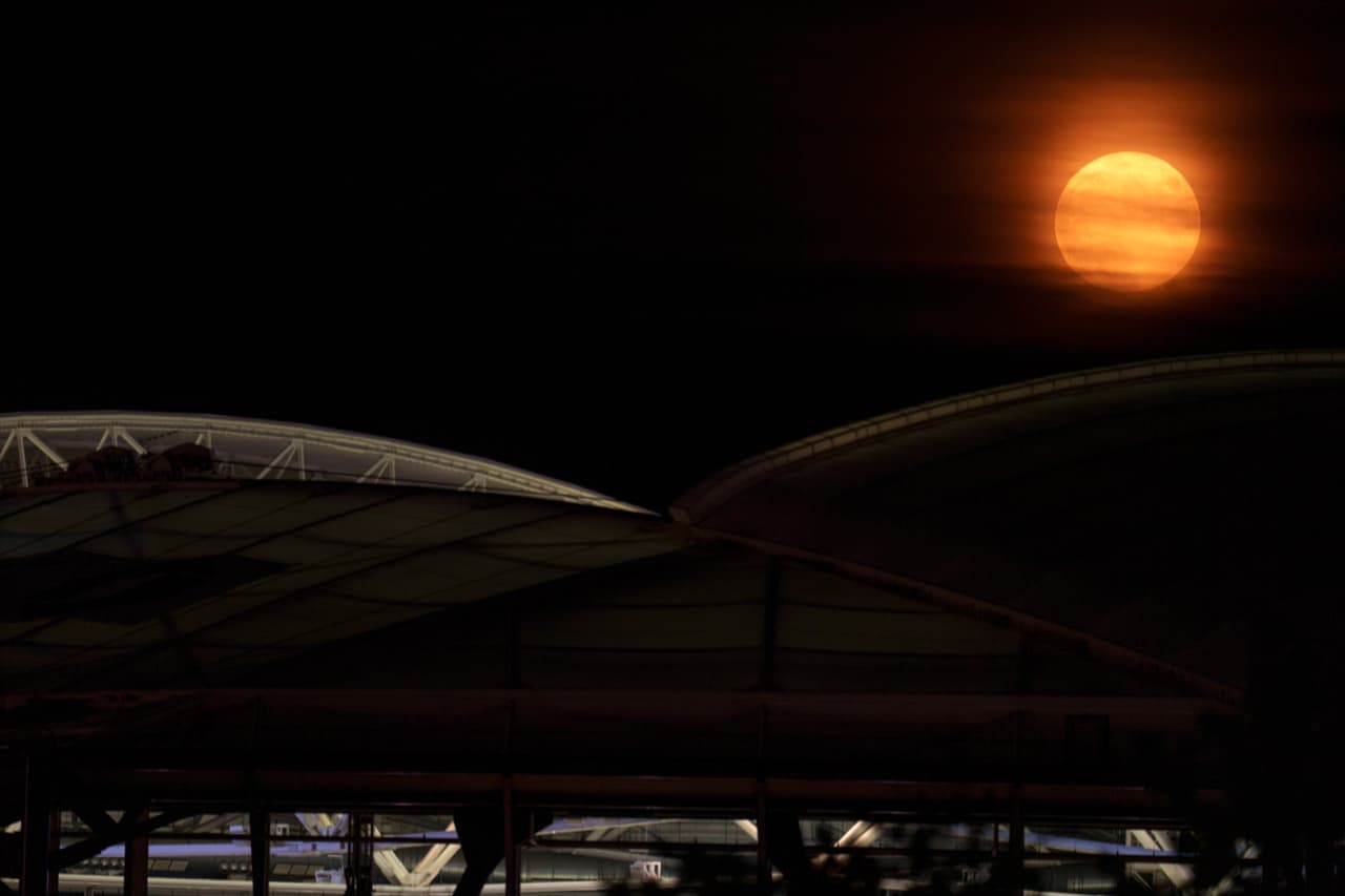 Así se ve la superluna detrás del estadio Arthur Ashe en el Centro Nacional de Tenis Billie Jean King en Nueva York.