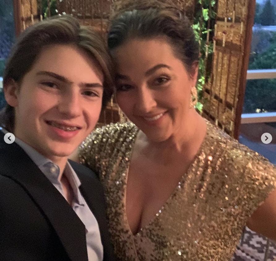 Una fecha tan especial requirió que vistieran las mejores galas: "Dejamos los jeans, los shorts, pants y camisetas y
<b><a href="https://www.univision.com/entretenimiento/celebridades/eugenia-cauduro-confiesa-que-subio-66-libras-y-dejo-de-tener-pareja-desde-hace-10-anos-por-depresion-fotos" target="_blank">nos pusimos guapos</a></b>".
<br>