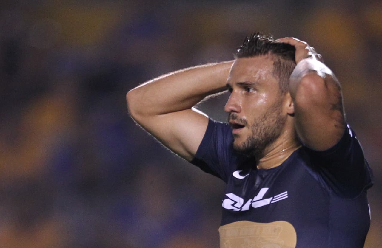 Andrés Iniestra lamentándose tras otra derrota más para los auriazules que complican sus aspiraciones de avanzar a la Liguilla tras quedarse con 13 puntos