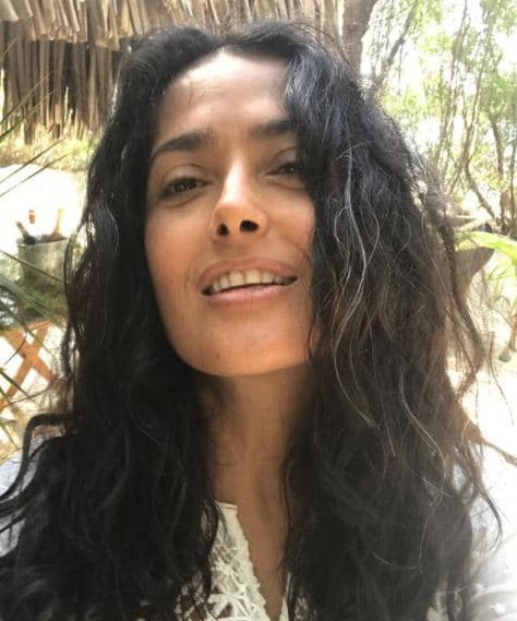 A 
<b>Salma Hayek </b>le encanta mostrar su belleza al natural, ya sea sin maquillaje, filtros o tintes, por lo que también nos ha regalado varias fotos de sus canas. Una de ellas fue en febrero del 2019, cuando aseguró en su Instagram que estaba orgullosa de sus cabellos blancos.