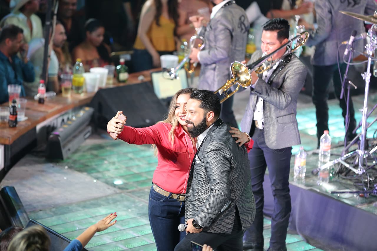 Charlie Pérez es otro de los consentidos de la banda y enamora al público con su voz.