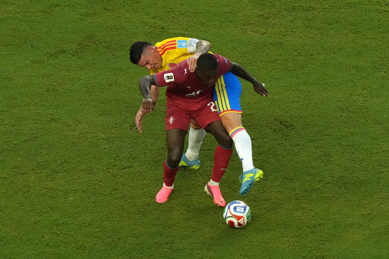 James Rodríguez intenta quitarle el balón a Nuno Mendes.