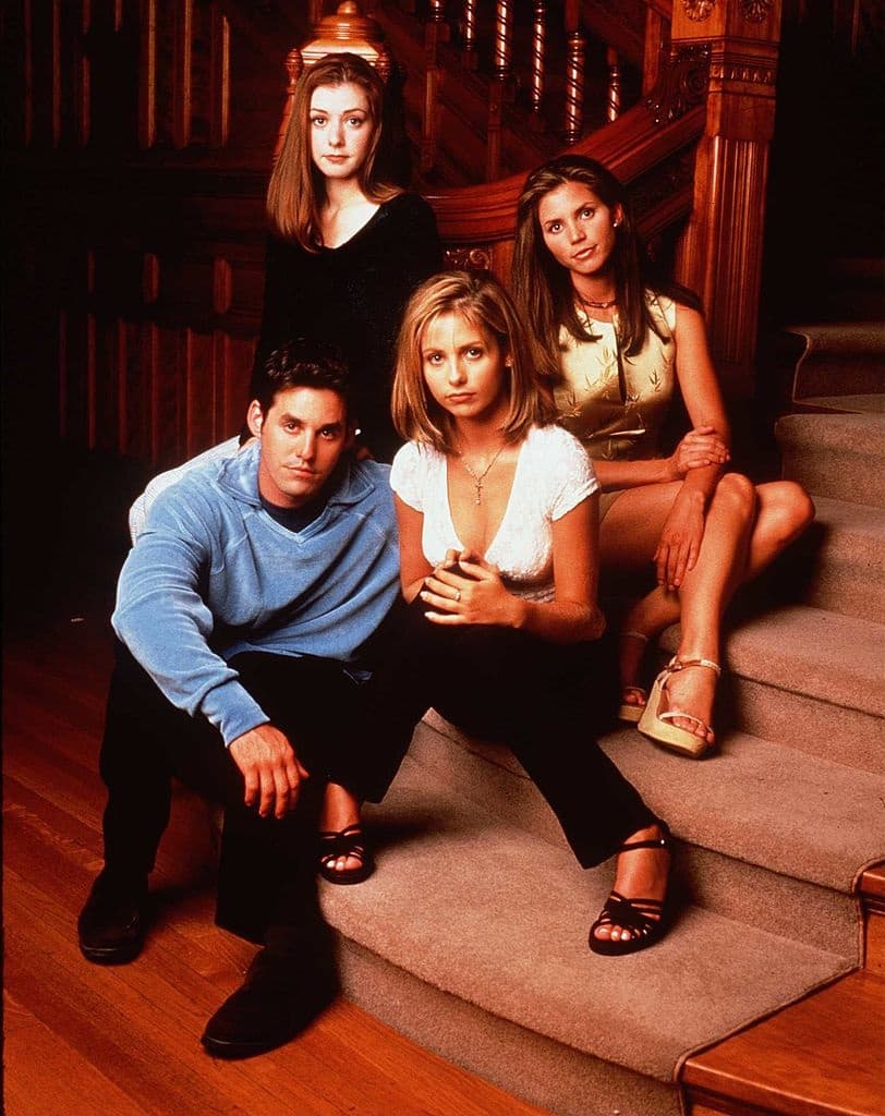<b>Buffy de ‘Buffy la cazavampiros’</b>
<br>Uno de los dramas paranormales que brilló en la televisión de los 90 fue el protagonizado por Sarah Michelle Gellar, quien se vio como una chica ruda lista para la acción.