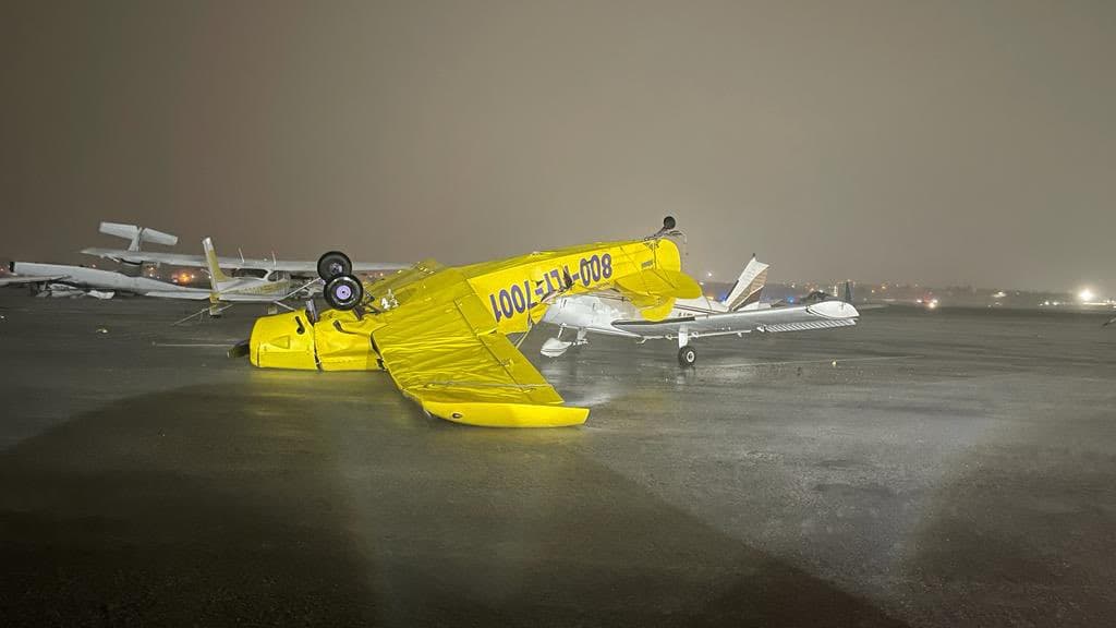 Las impresionantes imágenes muestran las avionetas volcadas en la pista del aeropuerto.