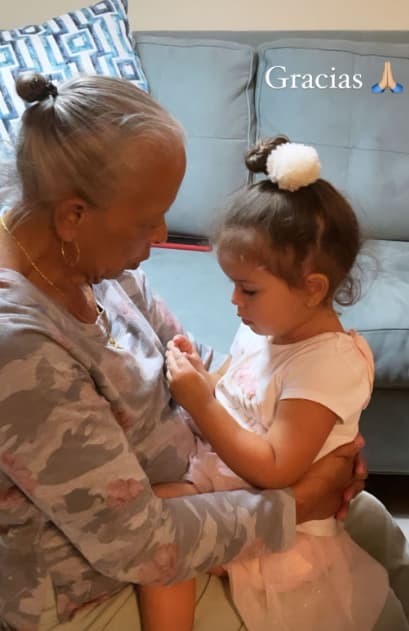 Y qué tal esta foto de nuestro chef, compartiendo la bendición de tener a su madre con él y disfrutando de su papel de abuela.