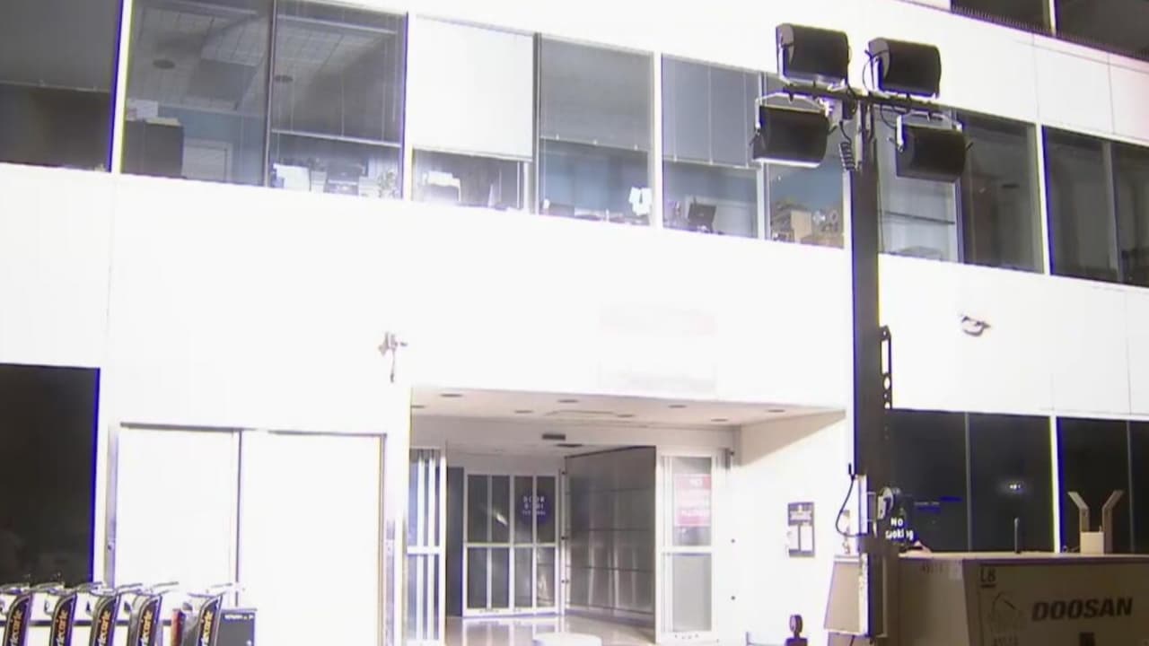 Bomberos de Houston combaten un incendio en la terminal C del Aeropuerto Intercontinental G. Bush