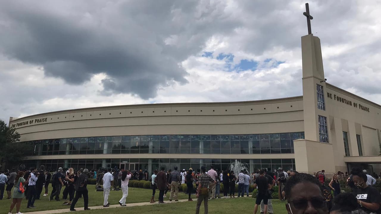 De ahí los llevan en autobuses hasta la iglesia The Fountain of Praise en el suroeste de Houston.