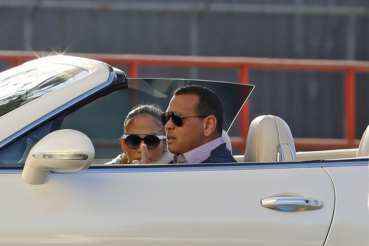 El 18 de noviembre la pareja fue captada en Los Ángeles mientras subían a su lujoso automóvil Bentley.
<br>