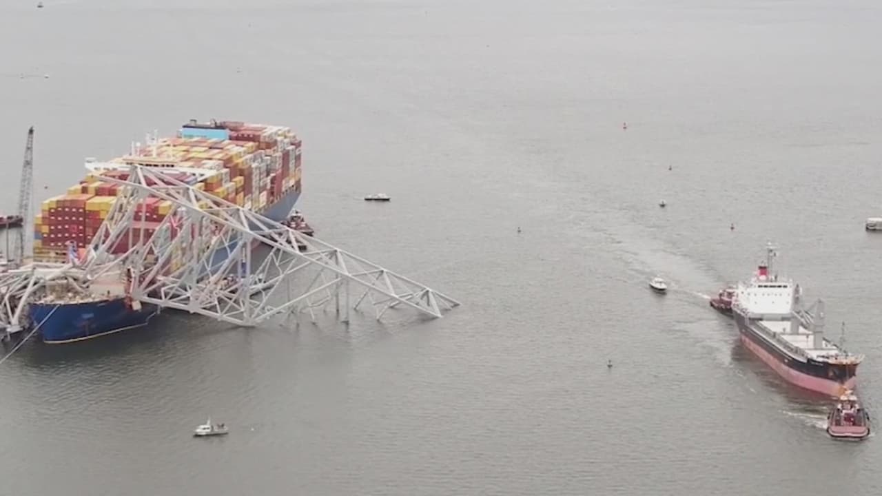 Apenas un día antes de que se cumpliera el primer mes de este desastre, y tras semanas de trabajos de remoción de escombros, el jueves 25 de abril atravesó el primer carguero, Balsa 94, rumbo a Canadá y fue custodiado por dos remolcadores. Asimismo, dos barcos comerciales viajaron rumbo a Panamá.