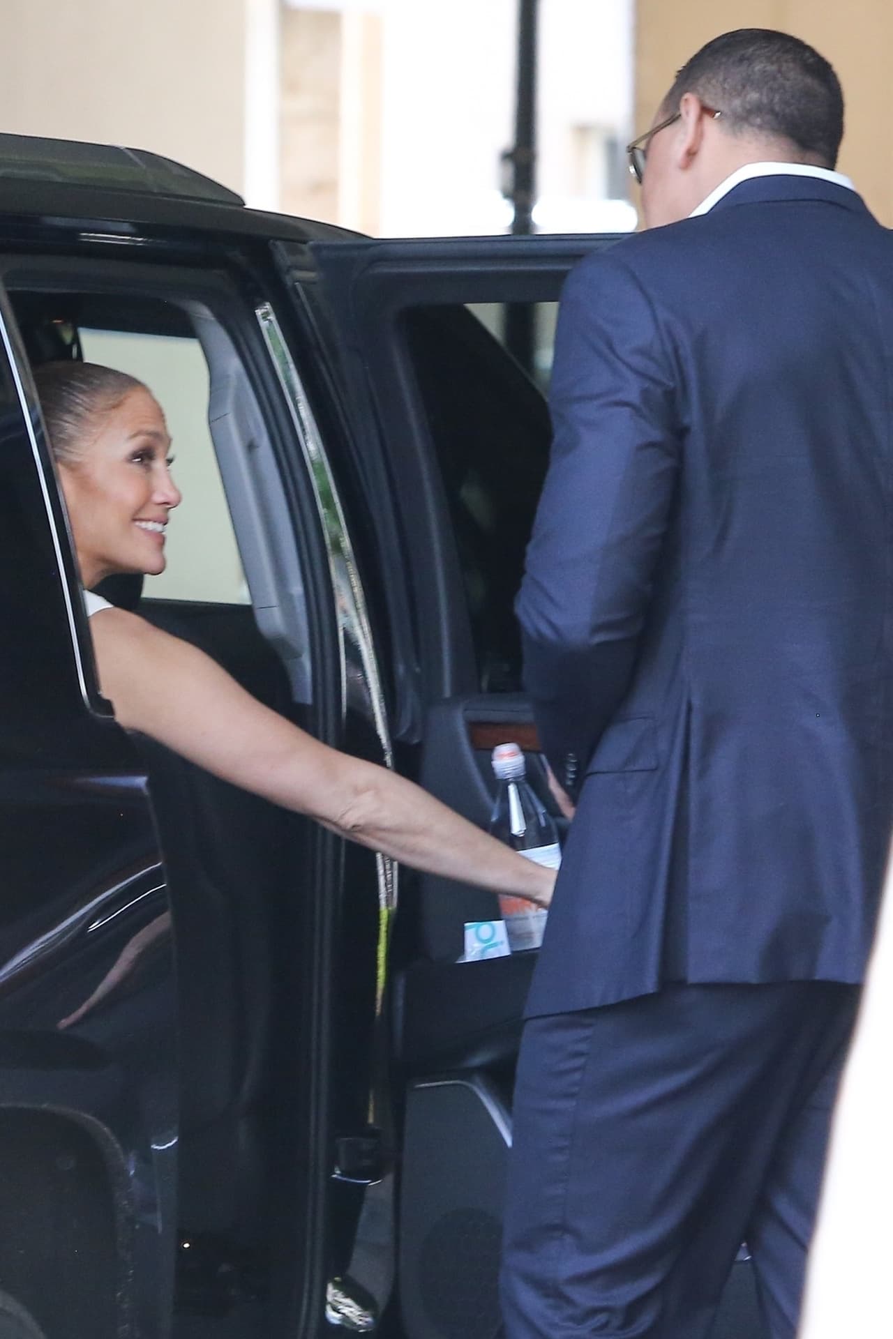 Se ve que disfruta cuando Álex Rodríguez le abre la puerta y le ofrece su mano para ayudarla a salir.