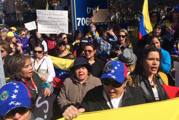 <b><u>Venezuela</u></b>
<br>La situación política inestable que ha caracterizado al gobierno venezolano parece irse encaminando a un mejor derrotero con una tendencia a lograr un acuerdo político entre ambas partes que pueda brindar la tan ansiada paz y desarrollo económico que merecen los venezolanos.