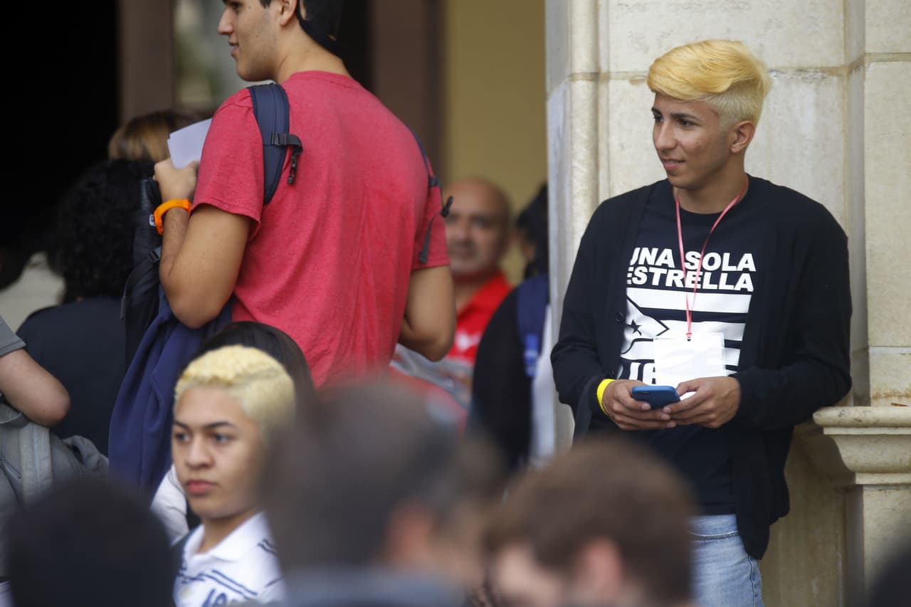 Pintarse el cabello de rubio en apoyo al equipo fue la moda que se impuso en toda la isla a medida que la novena boricua avanzaba invicto hacia la final del torneo. (EFE)