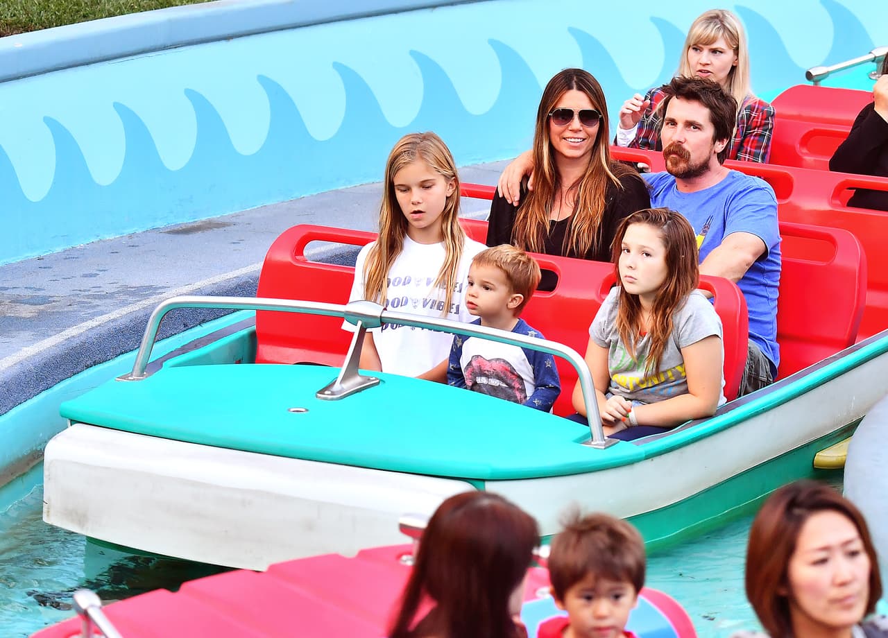 Al frente podemos ver a sus hijos, Emmaline y Joseph, junto a una amiguita.