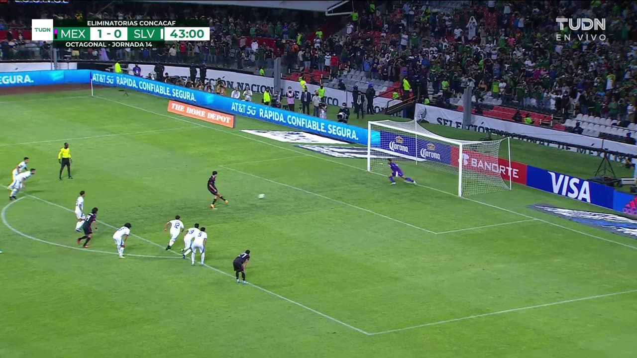 ¡GOL!  anota para México. Raúl Jiménez