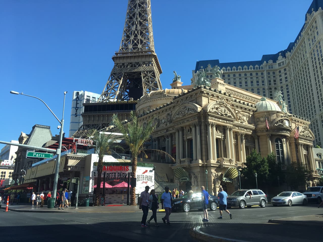 El peor tiroteo de la historia de EEUU sucedió en una ciudad que no es normal y muchos se preguntan si este difícil episodio también hará parte de la máxima de este lugar: "lo que pasa en Las Vegas se queda en las Vegas".